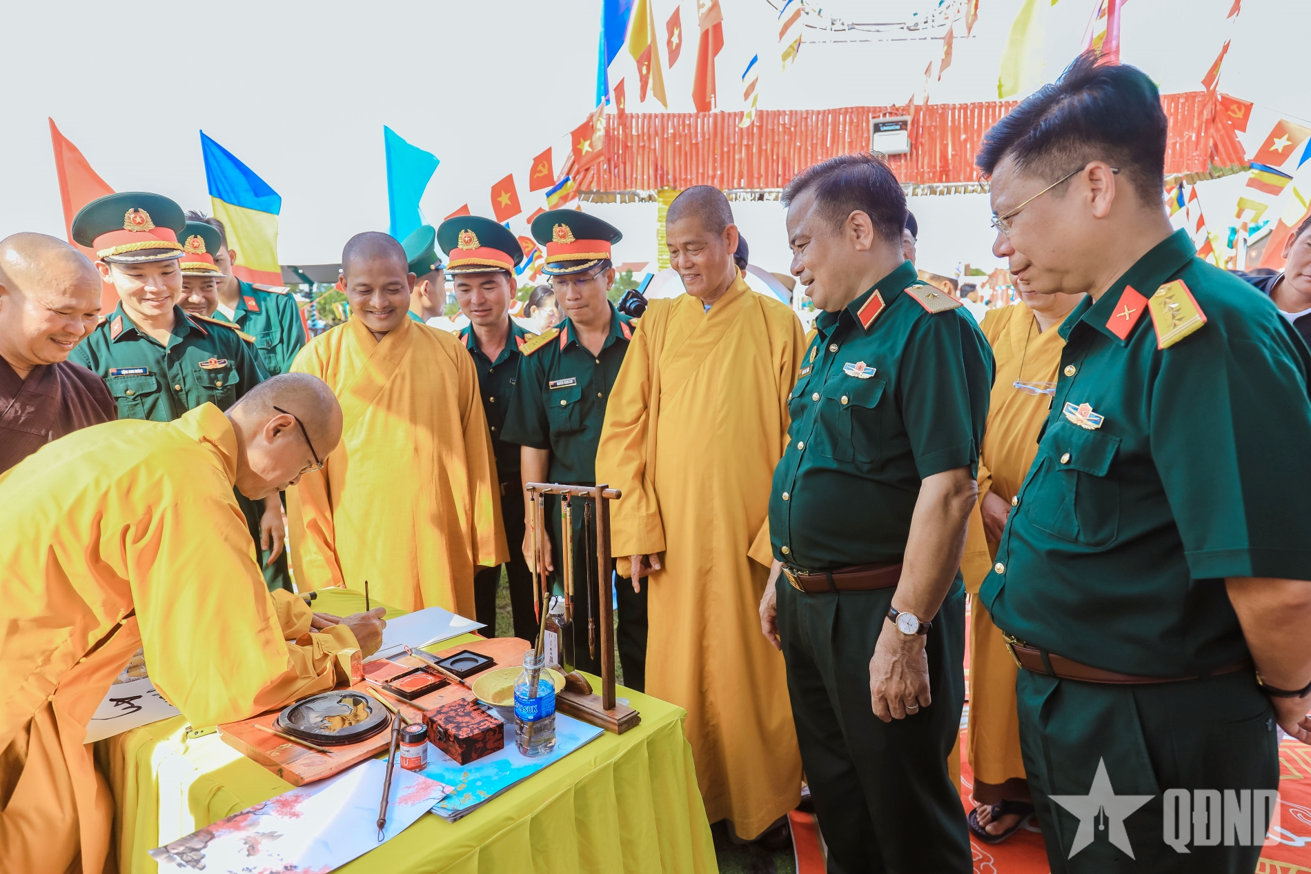 Hội trại thắm đượm nghĩa tình quân - dân với các dân tộc, tôn giáo